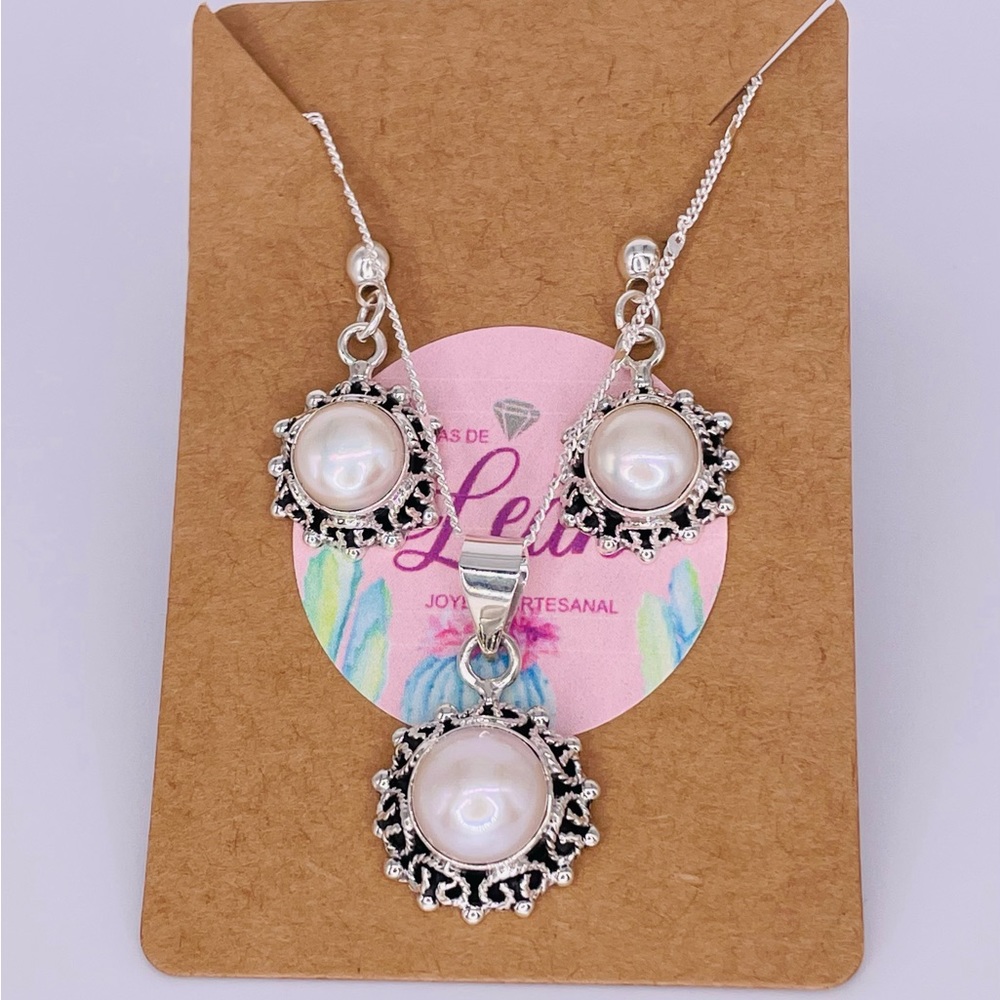 Sterling silver set of earrings, 45cm necklace and pendant.